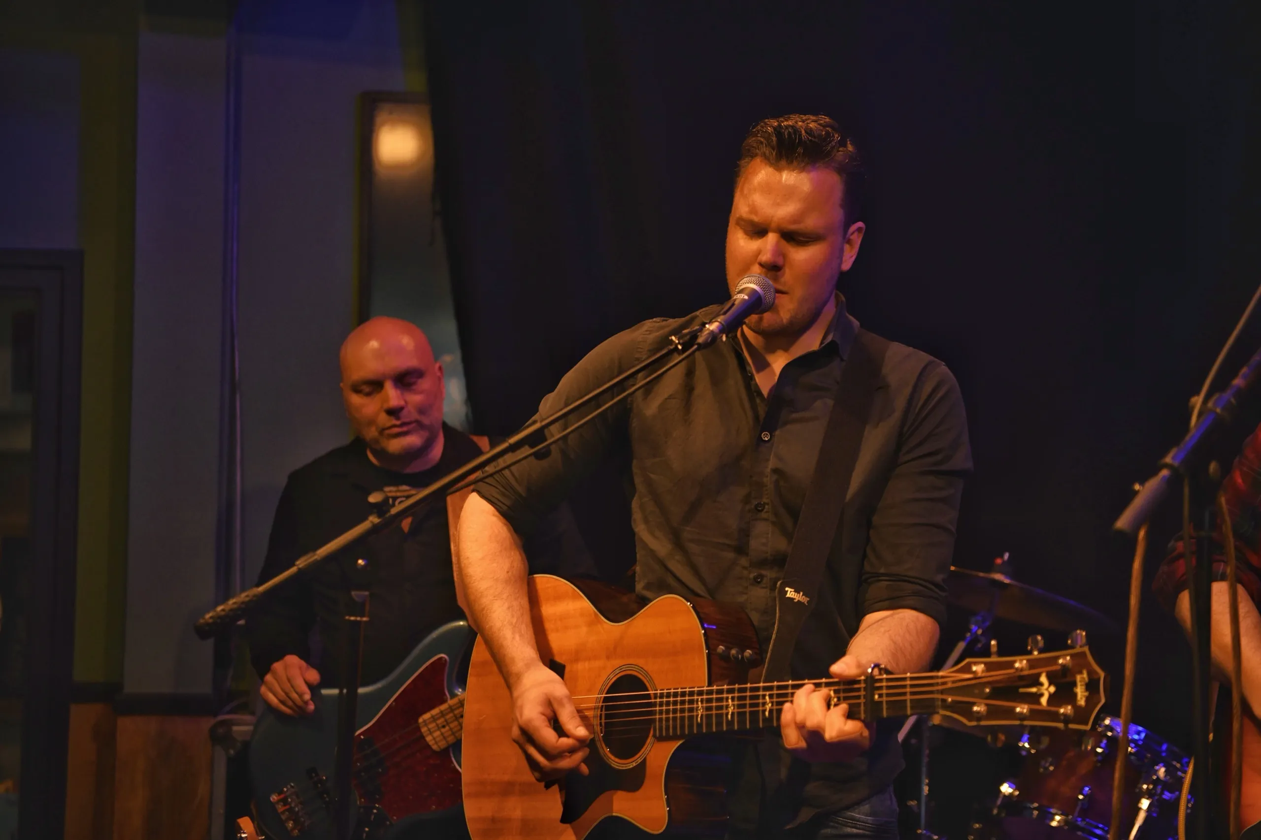 De twee frontmannen zij aan zij tijdens een clubshow