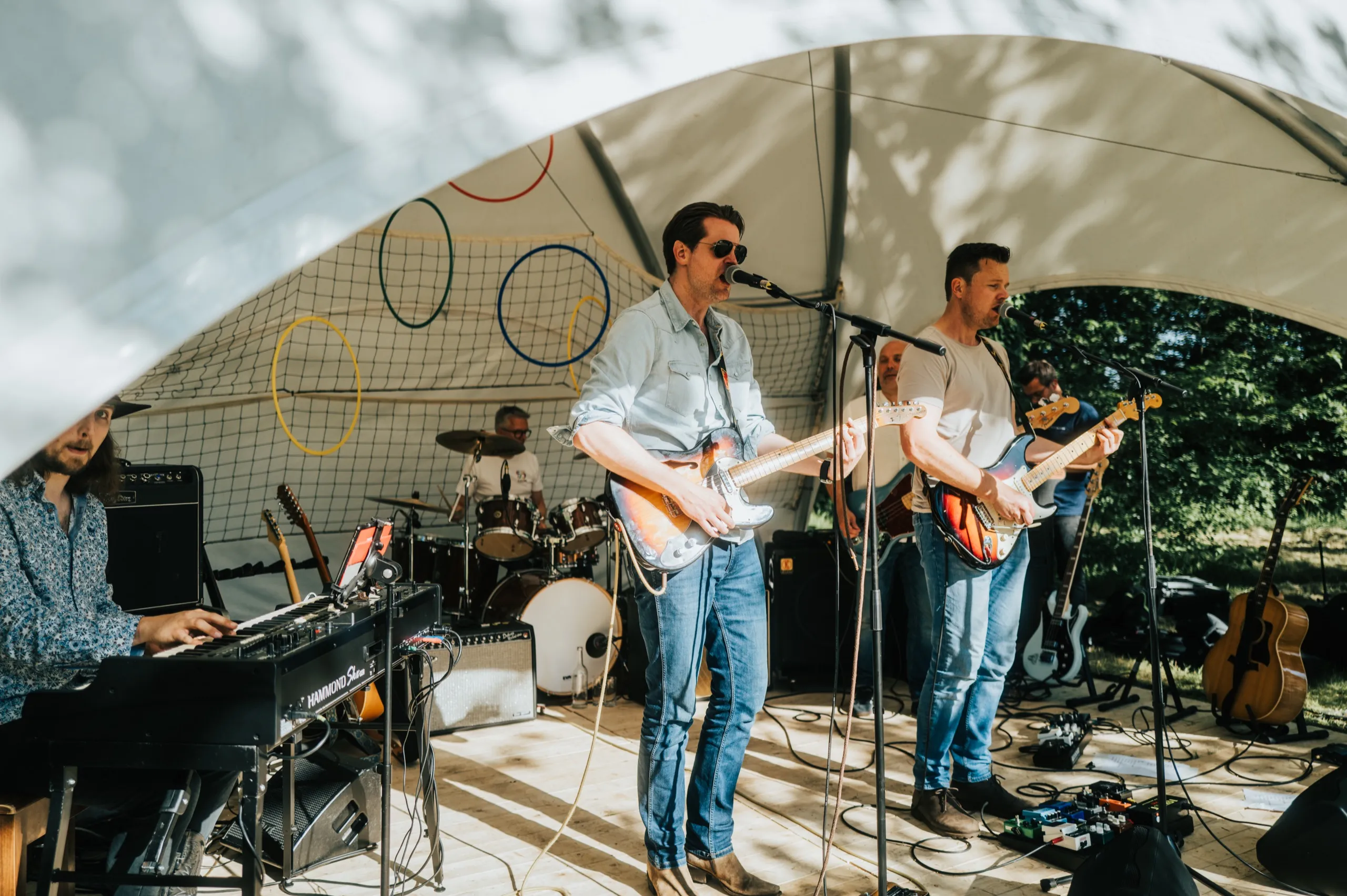 Undertow op het podium van het NOM Midzomerfestival