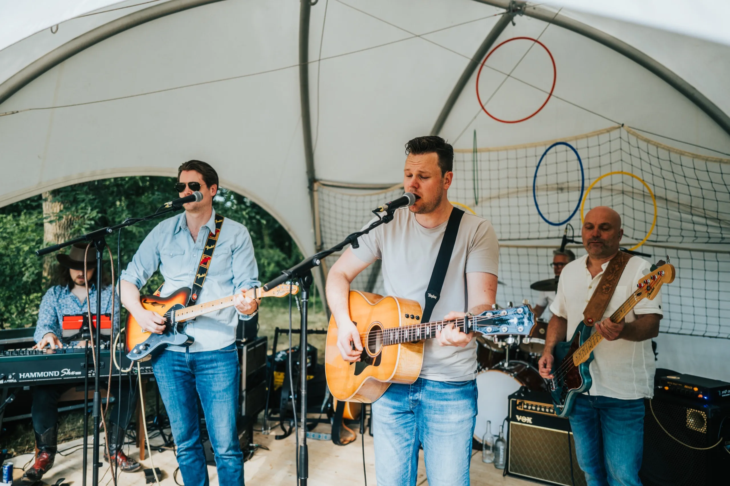 Undertow in vol spel op het NOM Midzomerfestival